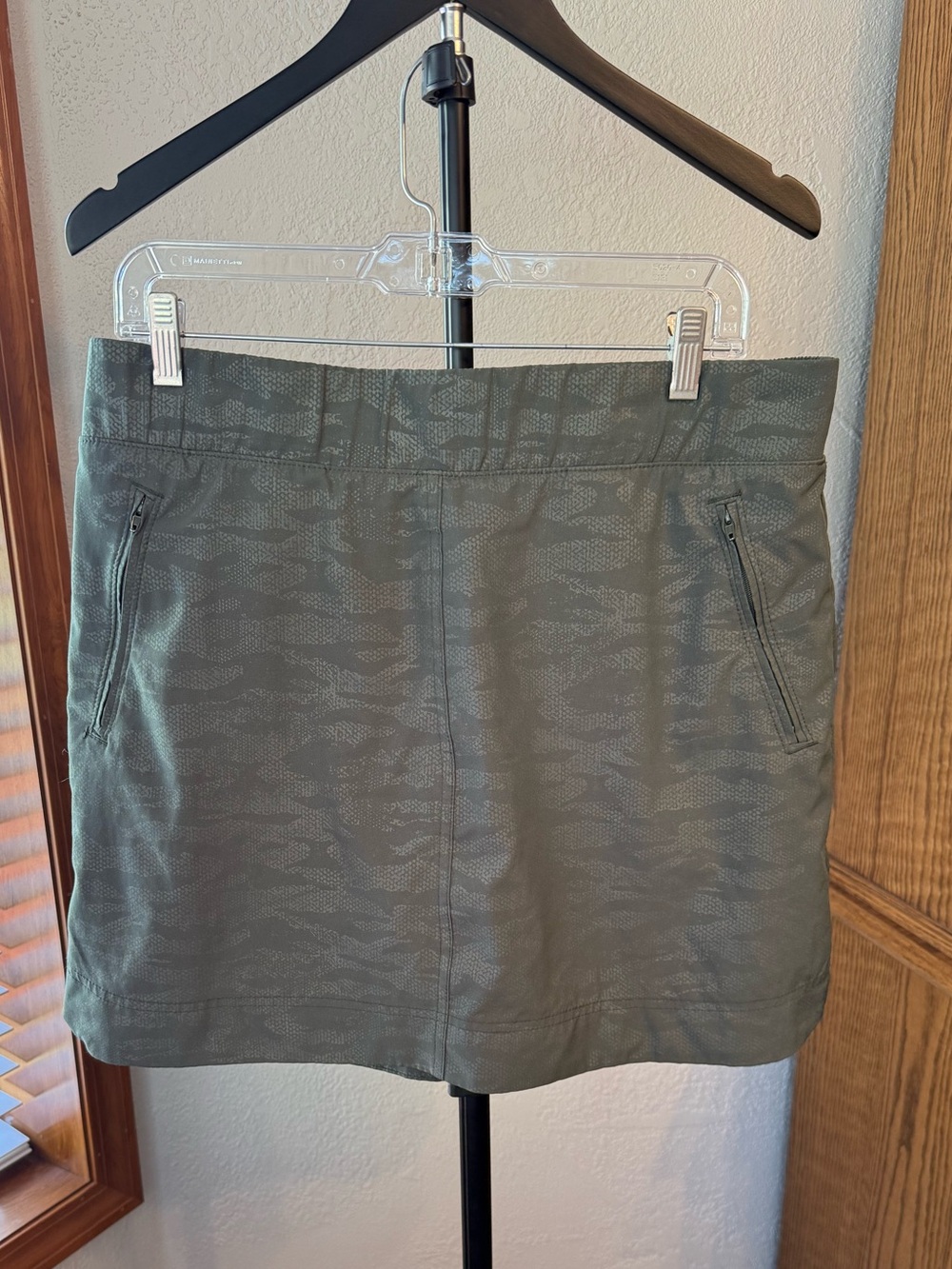 Orvis Olive Green patterned Women's athletic Stretch Skort. Size large